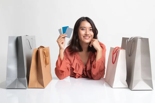 Jovem Mulher Asiática Com Saco Compras Cartão Branco Fundo Branco — Fotografia de Stock