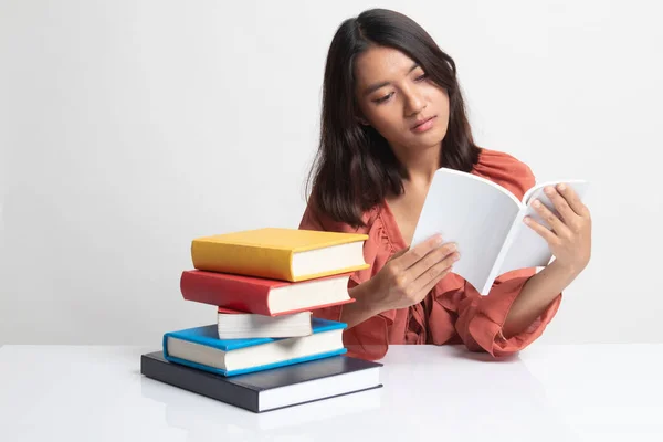 Ung Asiatisk Kvinna Läsa Bok Med Böcker Bord Vit Bakgrund — Stockfoto