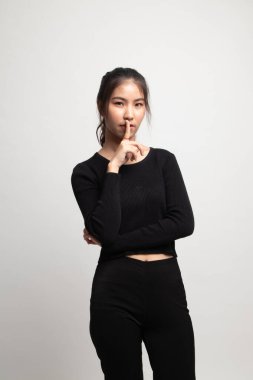 Asyalı kız gülümseme gösteri oldukça el işareti beyaz arka plan üzerinde