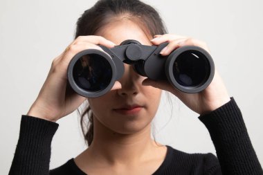 Beyaz arka plan üzerinde dürbün ile Genç Asyalı kadın