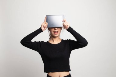 Yüzünde beyaz arka plan üzerinde bir bilgisayar tablet ile Genç Asyalı kadın