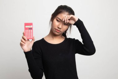 Asyalı kadın beyaz arka plan üzerinde hesap makinesiyle ağrıyor