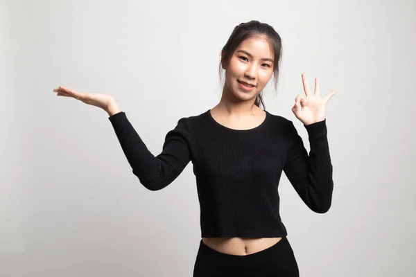 Красива Молода Жінка Азіатських Показати Palm Руку Знак Білому Тлі — стокове фото