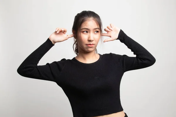 Genç Asyalı Kadın Her Iki Kulak Beyaz Zemin Üzerine Parmağınızla — Stok fotoğraf