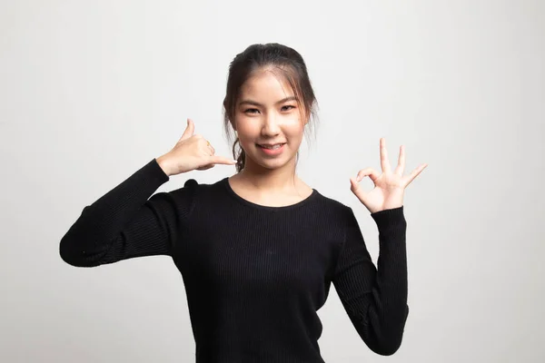 Jeune Asiatique Femme Montrer Avec Téléphone Geste Signe Sur Fond — Photo