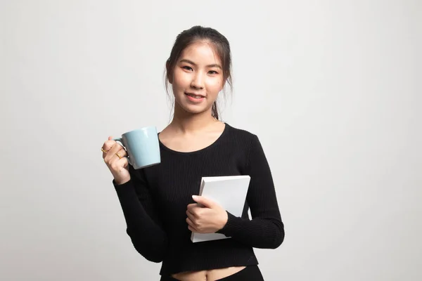 Mujer Asiática Joven Con Libro Una Taza Café Sobre Fondo — Foto de Stock