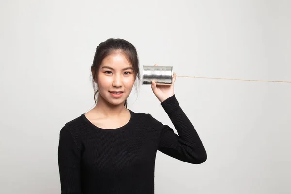 Jovem Mulher Asiática Com Lata Pode Telefone Fundo Branco — Fotografia de Stock