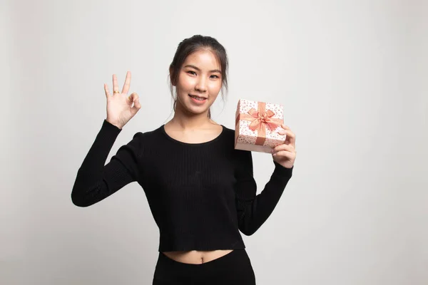 Joven Mujer Asiática Muestran Con Una Caja Regalo Sobre Fondo — Foto de Stock