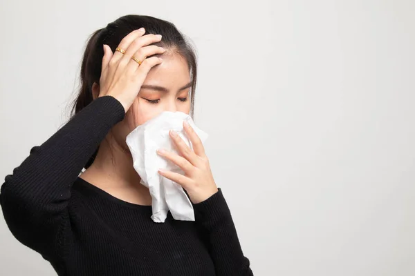 Joven Mujer Asiática Enfermó Gripe Sobre Fondo Blanco —  Fotos de Stock