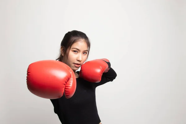 Joven Mujer Asiática Con Guantes Boxeo Rojos Sobre Fondo Blanco —  Fotos de Stock