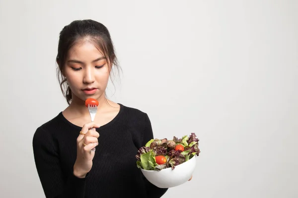 Gesunde Asiatische Frau Mit Salat Auf Weißem Hintergrund — Stockfoto