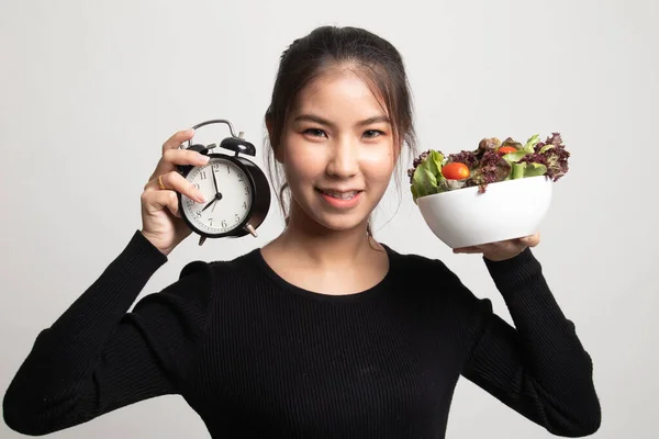 Junge Asiatische Frau Mit Uhr Und Salat Auf Weißem Hintergrund — Stockfoto