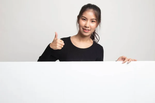 年轻的亚裔女子秀竖起大拇指与空白签名在白色背景上 — 图库照片