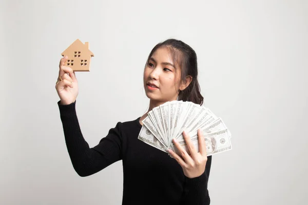 Šťastný Mladý Asijské Žena Dům Modelu Spoustu Peněz Bankovky Bílém — Stock fotografie