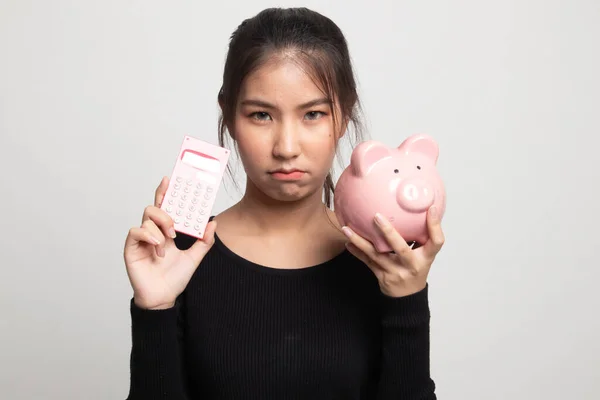 Unhappy Asian Woman Calculator Piggy Bank White Background — Stock Photo, Image