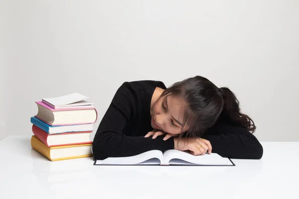 Agotado Joven Mujer Asiática Dormir Con Libros Mesa Sobre Fondo — Foto de Stock