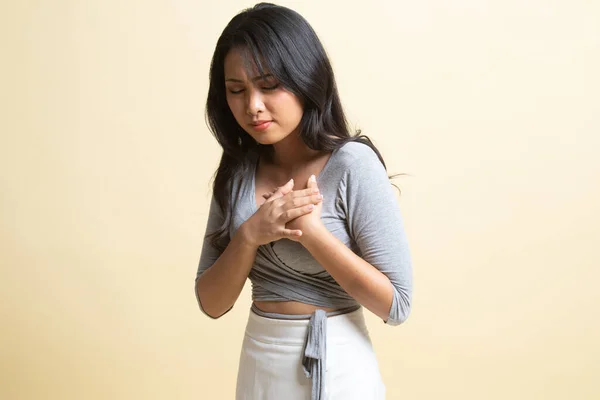 Jeune Femme Asiatique Obtenu Douleur Thoracique Sur Fond Beige — Photo