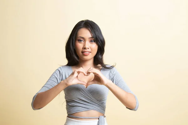 Mladá Asijská Žena Show Srdce Ruční Znamení Béžové Pozadí — Stock fotografie