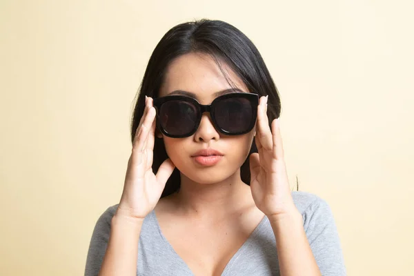 Retrato Una Hermosa Joven Asiática Gafas Sol Sobre Fondo Beige — Foto de Stock