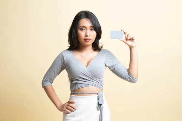 Jong Aziatisch Vrouw Met Een Blanco Kaart Beige Achtergrond — Stockfoto