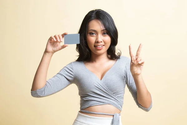 Jovem Mulher Asiática Mostrar Vitória Com Cartão Branco Fundo Bege — Fotografia de Stock
