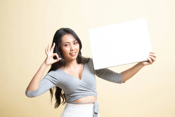 Muestra Mujer Asiática Joven Con Blanco Blanco Sobre Fondo Beige —  Fotos de Stock