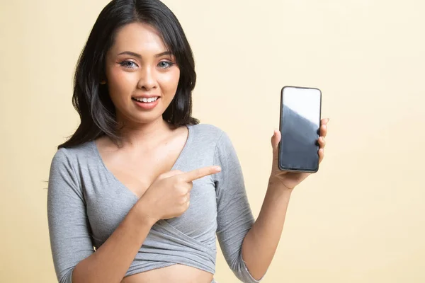 Jovem Mulher Asiática Apontar Para Telefone Móvel Fundo Bege — Fotografia de Stock
