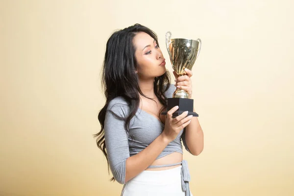 Bem Sucedido Jovem Asiático Mulher Segurando Beijando Troféu Bege Fundo — Fotografia de Stock