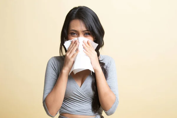 Jeune Femme Asiatique Est Tombé Malade Grippe Sur Fond Beige — Photo