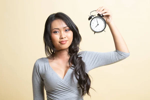 Young Asian Woman Clock Beige Background — Stock Photo, Image