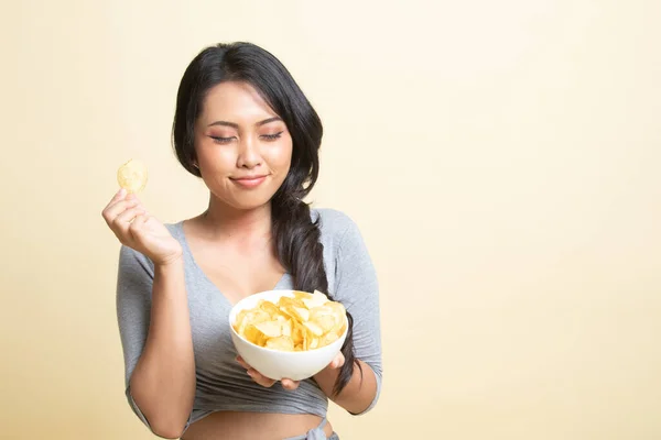 Junge Asiatin Isst Kartoffelchips Auf Beigem Hintergrund — Stockfoto