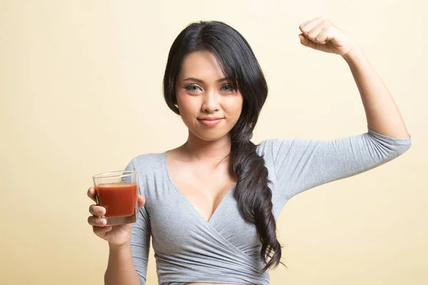 Starke Gesunde Asiatin Mit Tomatensaft Auf Beigem Hintergrund — Stockfoto