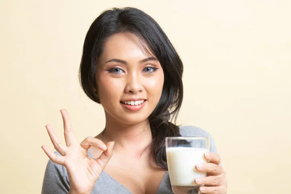 Saludable Mujer Asiática Bebiendo Vaso Leche Mostrar Signo Fondo Beige — Foto de Stock