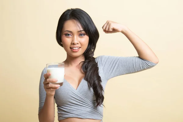 Gesunde Asiatin Trinkt Ein Glas Milch Auf Beigem Hintergrund — Stockfoto