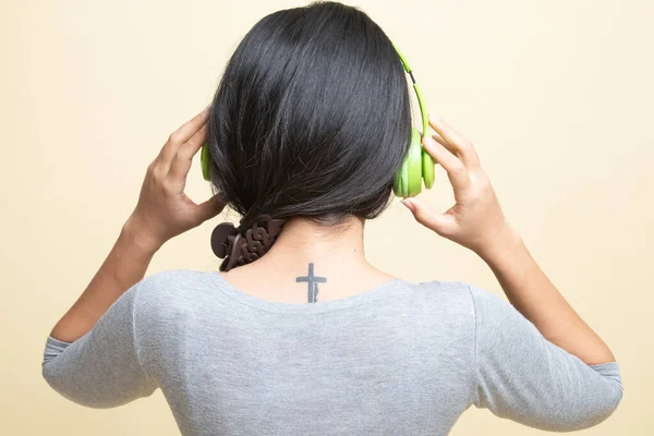 Bastante Asiático Chica Escuchar Música Con Auriculares Beige Fondo —  Fotos de Stock