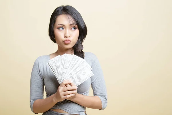 Retrato Una Joven Asiática Mostrando Montón Billetes Dinero Sobre Fondo —  Fotos de Stock