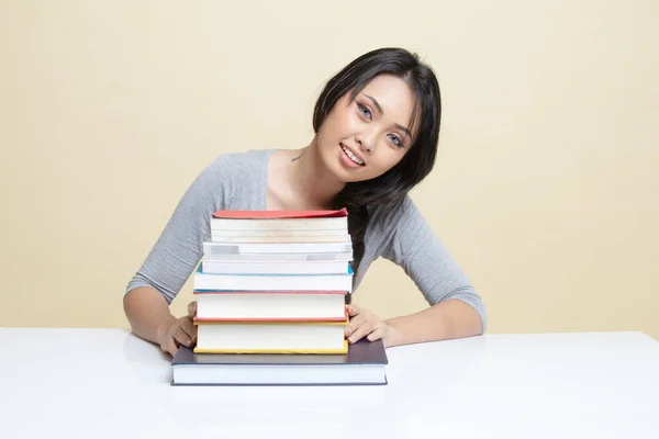 Jovem Mulher Asiática Feliz Ler Livro Com Livros Mesa Sobre — Fotografia de Stock