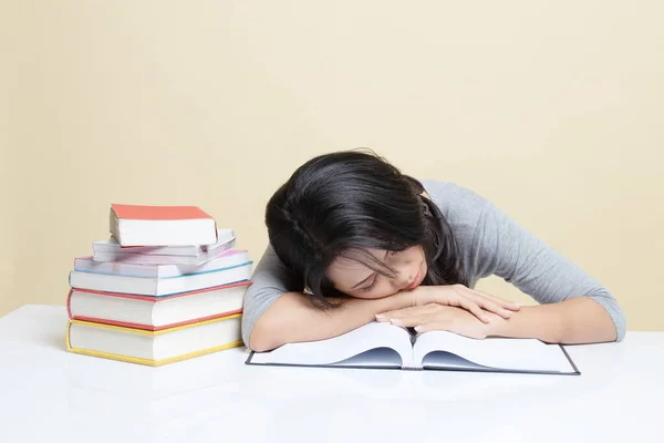 Uitgeput Jonge Aziatische Vrouw Slapen Met Boeken Tafel Beige Achtergrond — Stockfoto