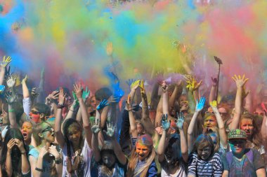 Kaliningrad / Rusya - 12 Haziran 2015: renkli el Holi festival Holi festival.