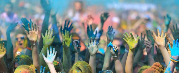 Kaliningrad / Rusya - 12 Haziran 2015: renkli el Holi festival Holi festival.