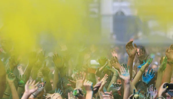 Kaliningrad / Rusya - 12 Haziran 2015: renkli el Holi festival Holi festival.