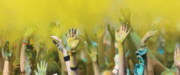 Kaliningrad / Rusya - 12 Haziran 2015: renkli el Holi festival Holi festival.