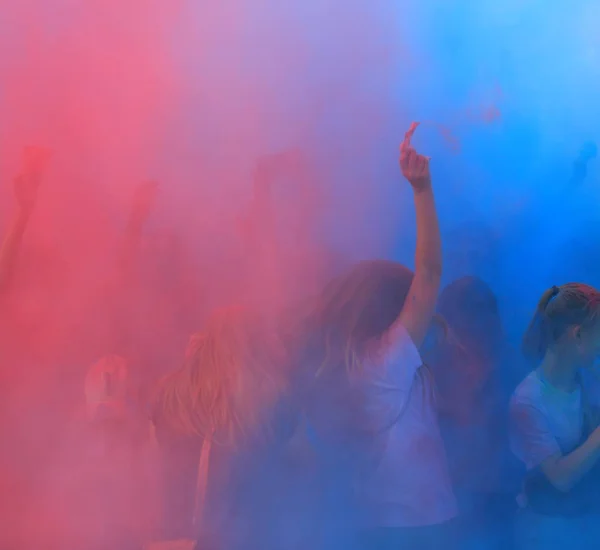 Kaliningrad / Rusya - 12 Haziran 2015: renkli el Holi festival Holi festival.