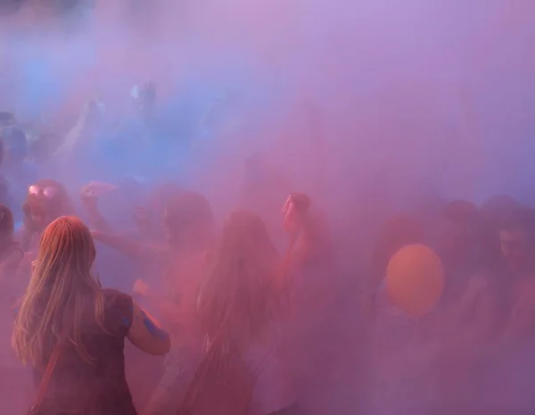 Kaliningrad / Rusya - 12 Haziran 2015: renkli el Holi festival Holi festival.