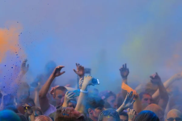 Kaliningrad / Rusya - 12 Haziran 2015: renkli el Holi festival Holi festival.