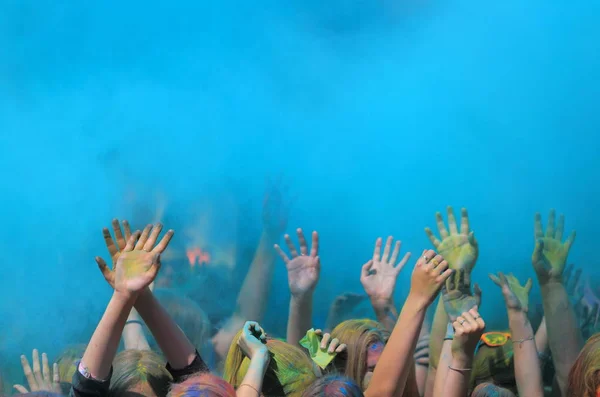 Kaliningrado / Rússia - 12 de junho de 2015: Festival Holi com mãos coloridas Festival Holi . Imagens De Bancos De Imagens