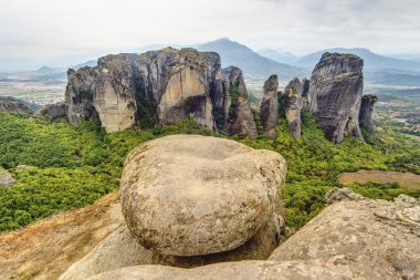 Meteora kaya oluşumları ve Manastırlar