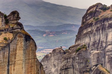 Meteora kaya oluşumları ve Manastırlar