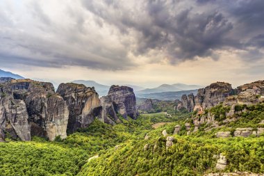 Meteora kaya oluşumları ve Manastırlar