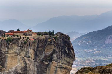 Meteora kaya oluşumları ve Manastırlar
